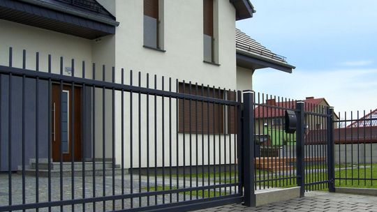 Klasyka na każdą posesję – Nowoczesne Ogrodzenie Frontowe Agat