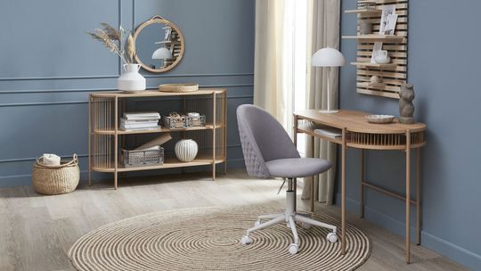 Klasyka w nowoczesnym wydaniu - korek i sztukateria na ścianach