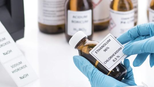 Kleić, ale czym? Rodzaje kleju w etykietach