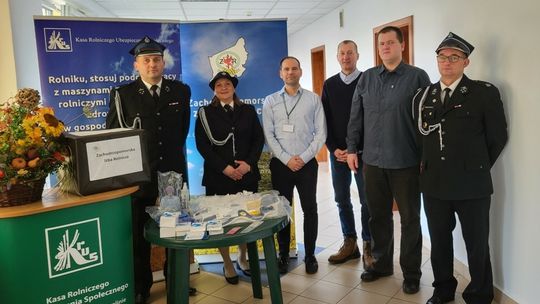 wręczenie zestawów przedmedycznych