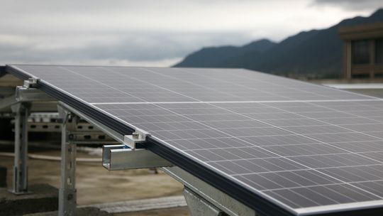 Kompleksowe rozwiązania energetyczne - co znajdziesz w takiej ofercie?