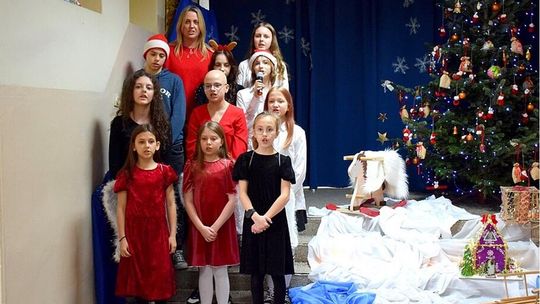 KONCERT KOLĘD I PASTORAŁEK W SZKOLE W CERKWICY