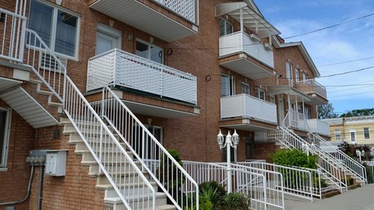 Korzyści z Życia w Niskim Budynku - Dlaczego Warto Zainteresować się Kamienicami na Rynku Wtórnym?