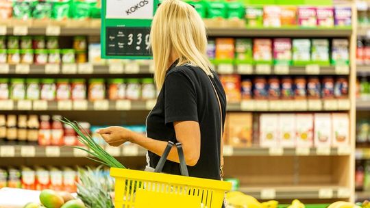Koszyk zakupowy drożeje szybciej niż sama żywność. W lutym ceny w sklepach urosły o 3,8 proc. rdr.