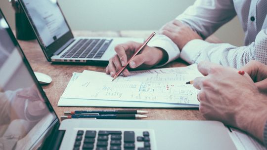 Kryzys tnie dochody sprzedawców – konsumenci kroją wydatki na święta