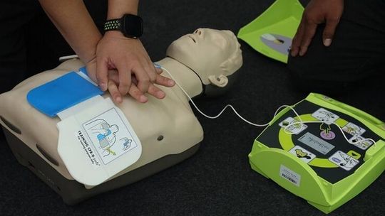 Kto powinien zapisać się na podstawowy kurs pierwszej pomocy BLS-AED?