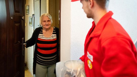 Kurier, który liczy się bardziej niż obiad. Nowe badanie Fundacji Biedronki wśród seniorów
