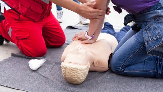 Kurs pierwszej pomocy to nie tylko teoria, ale i praktyka