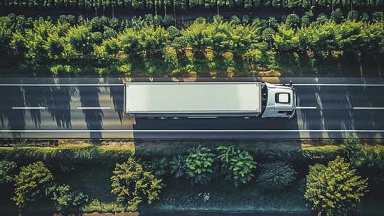 Ładowarki z dopłatą i drogi pod napięciem – czy rozwiążą problem z infrastrukturą dla BEV-ów?