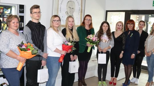 Laureatka i finaliści wojewódzkich konkursów przedmiotowych w SP im. Świętego Jana Pawła II w Modlimowie!