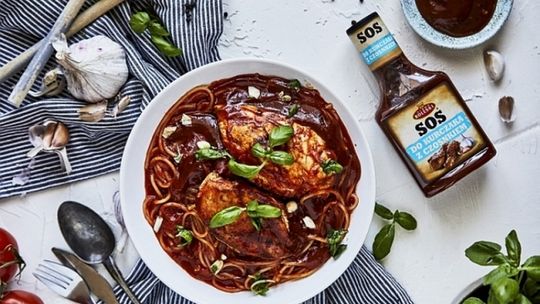 Linguine z kurczakiem w pomidorowo-czosnkowym sosie z bazylią 