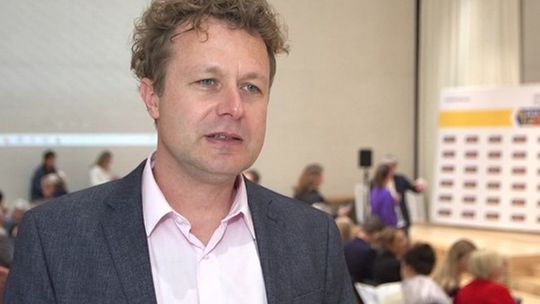 Maciej Pertkiewicz: Smartfony i komputery są bardzo dużą konkurencją dla książek. Bez odpowiedniej zachęty czy delikatnego przymusu dziecko samo nie sięgnie po lekturę