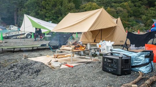 Majówka pod chmurami? Niezbędne rzeczy, które zapewnią komfort podczas wyjazdu