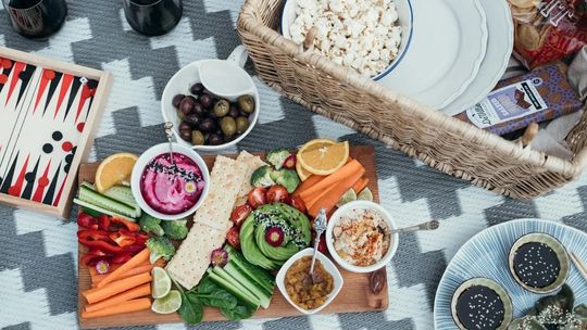 Majówkowy weekend od kuchni – co spakować do piknikowego koszyka?