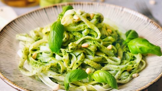 Makaron ryżowy z pesto z bazylii