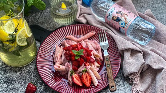 Propozycja na lato: Makaron z sosem truskawkowym i jogurtem