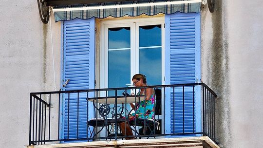 Markiza - skuteczna osłona balkonu i tarasu