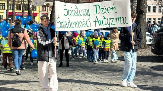 Marsz solidarności w Gryficach: szkoły i samorząd za akceptacją osób w spektrum autyzmu Marsz solidarności w Gryficach: szkoły i samorząd za akceptacją osób w spektrum autyzmu
