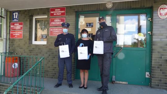 Maseczki ochronne uszyte w Zakładzie Karnym w Nowogardzie trafiły do nowogardzkiego Specjalnego Ośrodka Szkolno-Wychowawczego.