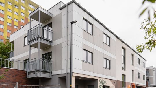 Miasto Gdańsk z czterema nowymi i ekologicznymi budynkami drewnianymi i nowym biurowcem