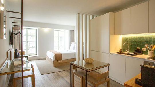 Mikrokawalerki pod klucz: jak optycznie powiększyć pomieszczenie?