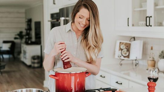 Millenialsi zmieniają kuchnię w salon, a ich rodzice łapią się za głowę. Dlaczego?