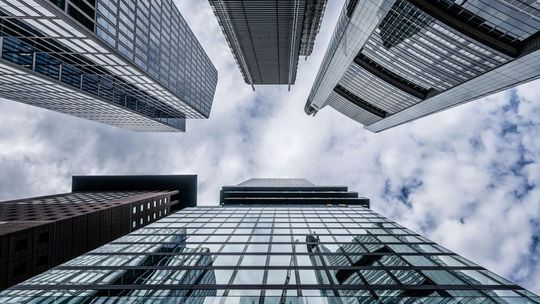 Minimalizm albo przepych funkcji. Jak firmy widzą biura