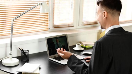 Mity i fakty o pracy syndyka w Warszawie – obalamy najczęstsze stereotypy