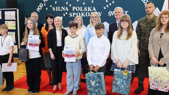 „Młodzi artyści z Powiatu Gryfickiego oddali hołd Ojczyźnie w konkursie „Silna Polska – Spokojny Świat”