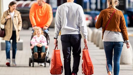 Młodzi konsumenci głównie stawiają na dyskonty. Supermarkety i hipermarkety tracą na znaczeniu