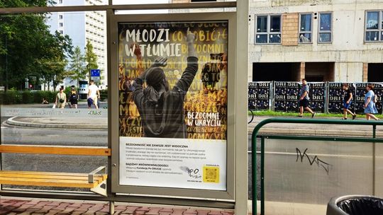„Młodzi w tłumie, bezdomni w ukryciu” – billboardy, które poruszą polskie festiwale