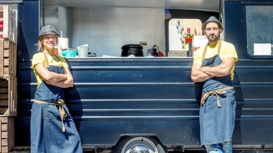 Mobilna gastronomia coraz popularniejsza w Polsce. IJHARS zajrzała do food trucków