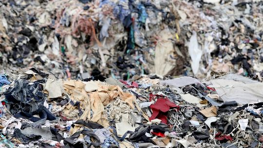 Moda się zmienia, a problem zostaje. Oto, jak fast fashion wpływa na środowisko