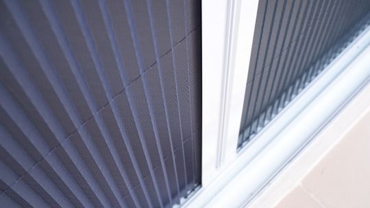 Moskitiery do okien elewacyjnych oraz drzwi balkonowych