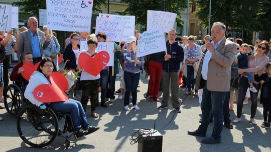 „My chcemy tylko godnie żyć” Manifestacja osób niepełnosprawnych w Gryficach