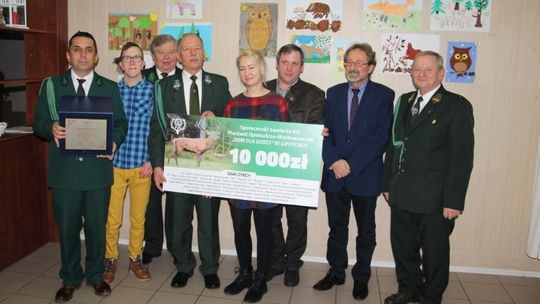 Myśliwi z Koła Łowieckiego Żubr z nagrodami w Domu dla Dzieci