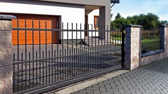 Na straży domowego bezpieczeństwa – Nowoczesne Ogrodzenie Frontowe Ametyst marki Plast-Met Systemy Ogrodzeniowe