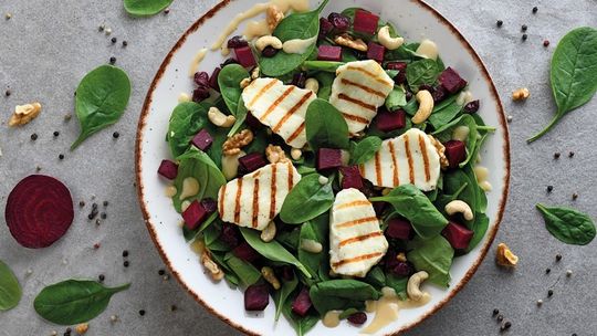 Na upały - sałatka z młodego szpinaku...