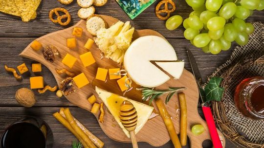 Na wytrawnie i na słodko – ser żółty niejedno ma oblicze!