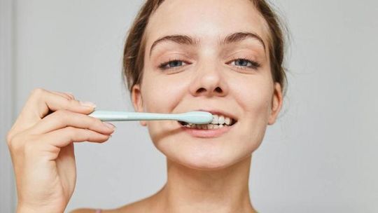 Nadmierne, intensywne szczotkowanie zębów  - nie rób tego, to szkodzi zębom!