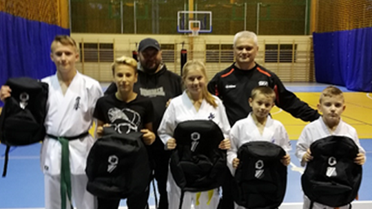 Nagrody dla medalistów sekcji karate
