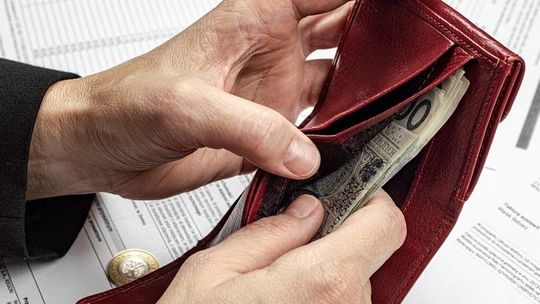 Najnowsze badanie nie pozostawia złudzeń. Polakom wciąż dość słabo idzie czytanie umów kredytowych