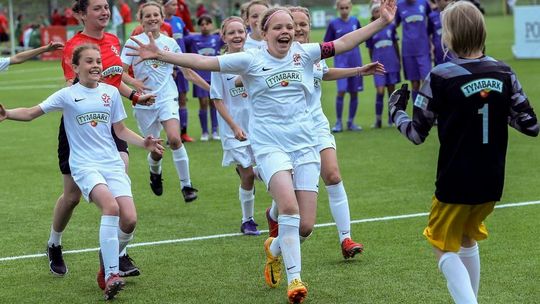 Największe piłkarskie talenty w województwach w akcji.  Puchar Tymbarku wkracza w decydującą fazę – czas na finały wojewódzkie!