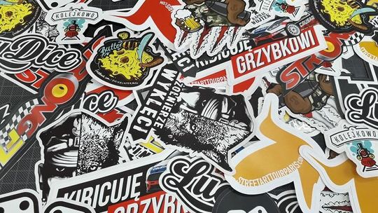 Naklejki na zamówienie – wysoka jakość, dowolny kształt, indywidualna wycena