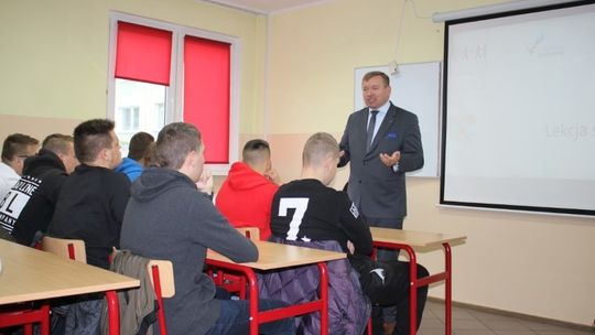 Niecodzienna lekcja samorządowa w gryfickiej szkole „Talent, Promocja Postęp”