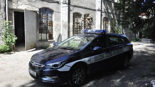 Nielegalna fabryka papierosów zamknięta przez funkcjonariuszy KAS