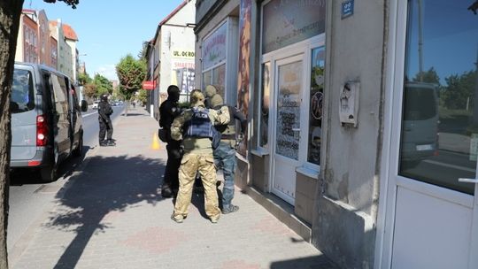 Nielegalny salon gier komputerowych zamiast kwiaciarni w Dębnie