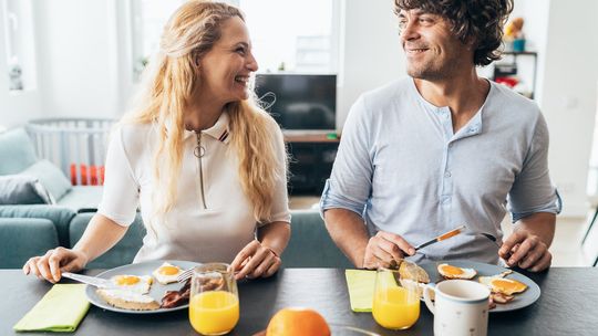 Niezbędny składnik porannego menu, czyli w jaki sposób zjeść jajko na śniadanie
