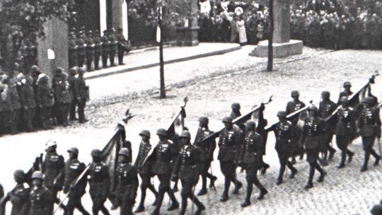 NIEZNANY FILM Z POGRZEBU MARSZAŁKA PIŁSUDSKIEGO ODNALEZIONY PO 91 LATACH. ARCHIWA PAŃSTWOWE ODZYSKAŁY BEZCENNE ŚWIADECTWO HISTORII