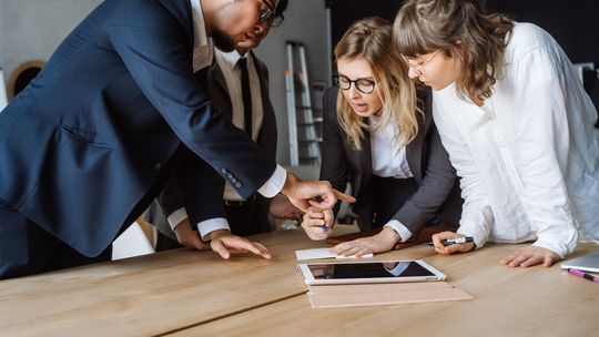 Nota na 40/70/100 euro a nota za koszty odzyskiwania należności – podobne cele, różne mechanizmy